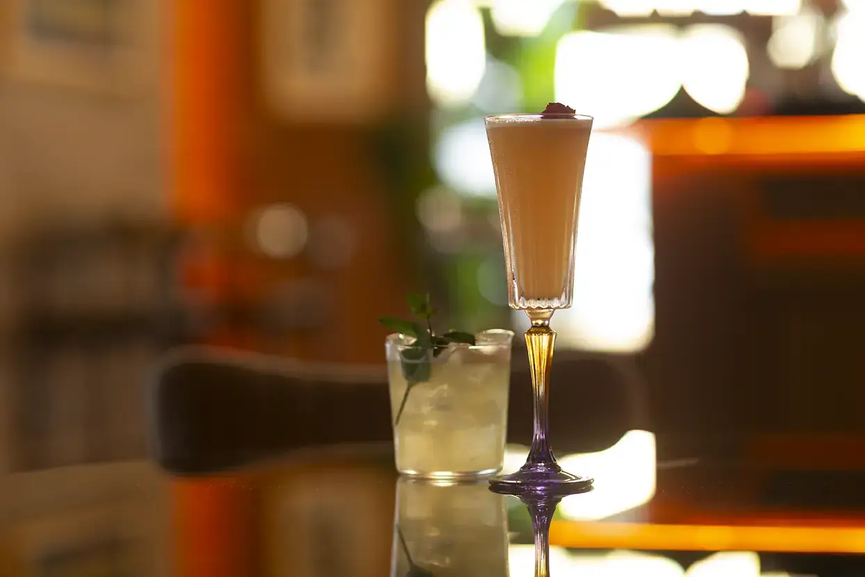 Signature drink di Minerva in luce calda