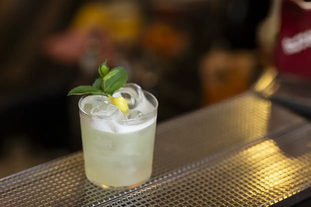 Cocktail con menta e agrumi sul bancone di Minerva