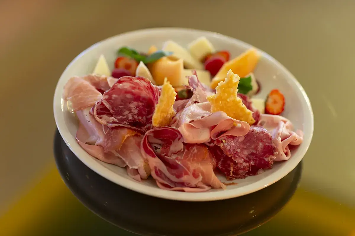Coppa di salumi, formaggi e frutta per l'aperitivo da Minerva
